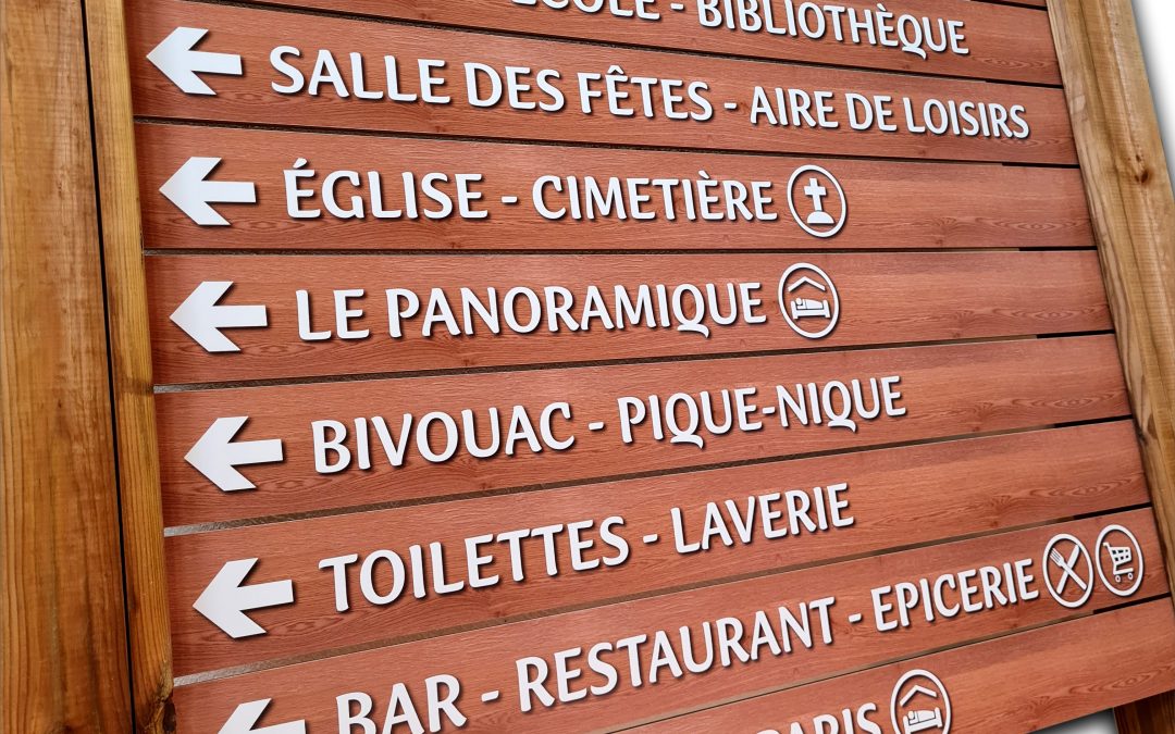 Une signalétique imitation bois sans entretien