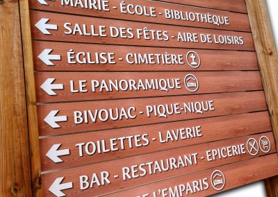 Une signalétique imitation bois sans entretien